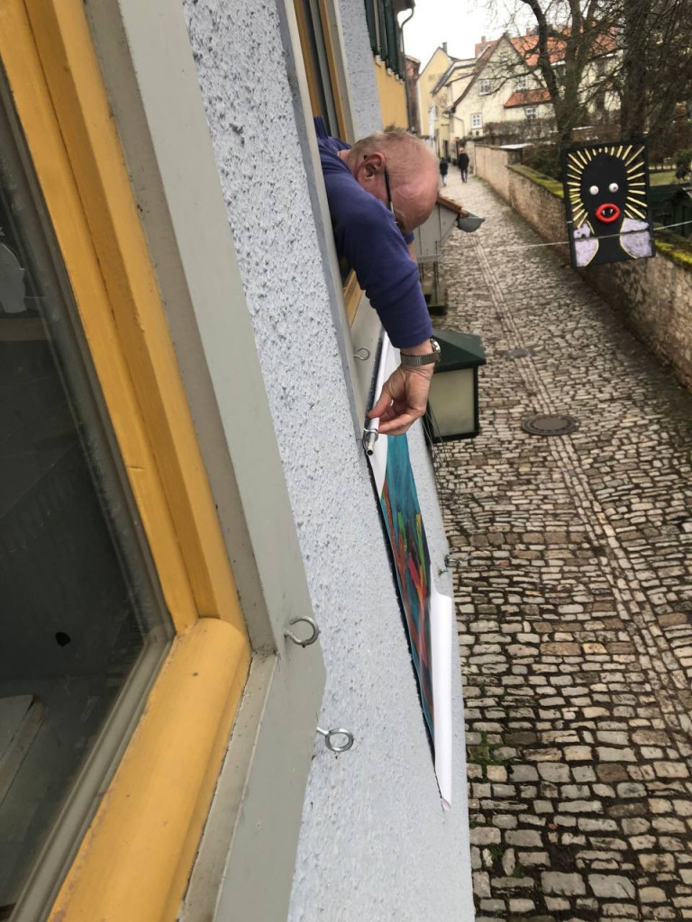 Hausmeister Jürgen Müller beim Aufhängen der Planen