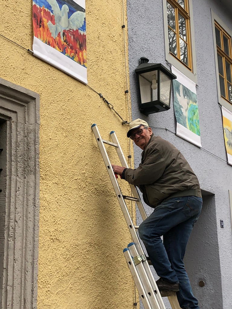 Edgar Lößnitz beim Anbringen der Tauben